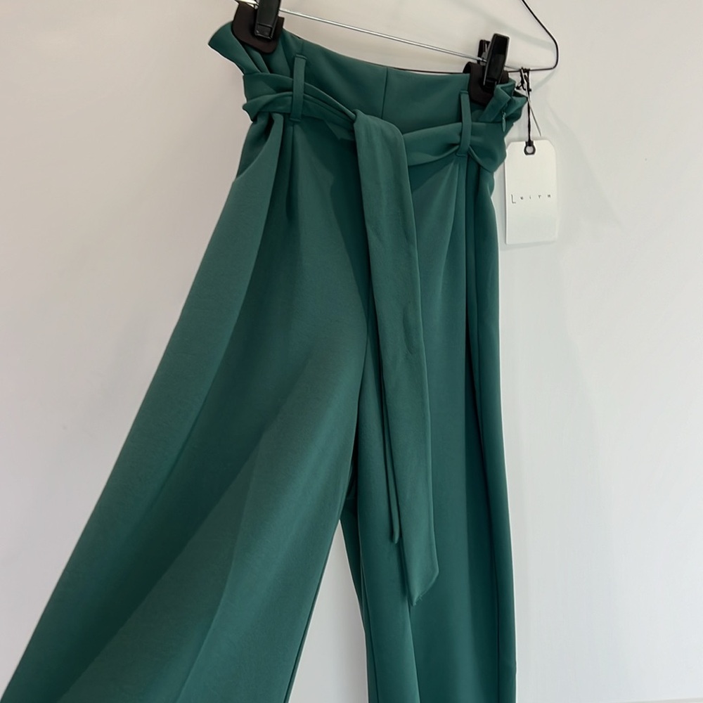 NWT Straight, wide leg, belted trousers green size Medium relaxed fit